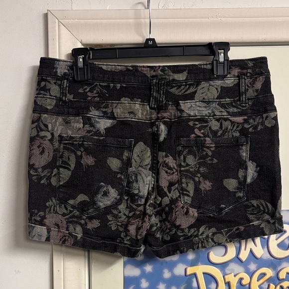 Tinseltown Black Floral Jean Shorts - Picture 4 of 4